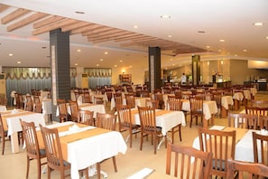 Petit déjeuner, déjeuner et dîner servis sur place