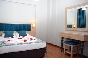 Meja, seterika/papan seterika, Wi-fi percuma, cadar katil 