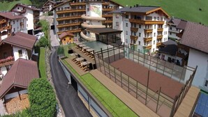 Et hotel med flere etager, udendørs siddepladser og et poolområde.