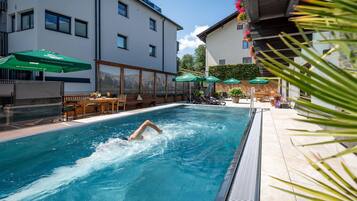 Una piscina al aire libre