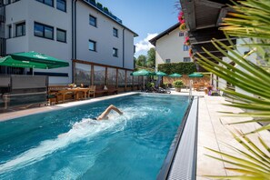 Una piscina al aire libre
