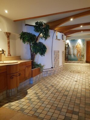 Een sauna, een stoombad, een Turks bad/hammam