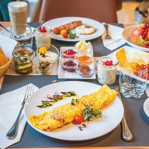 Free daily buffet breakfast