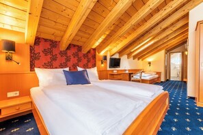 Classic Double Room | 1 bedroom, in-room safe, blackout curtains, soundproofing