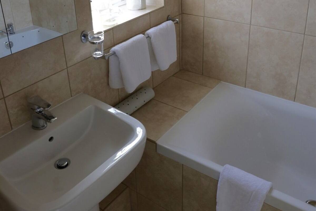 standard double room, ensuite, sea view