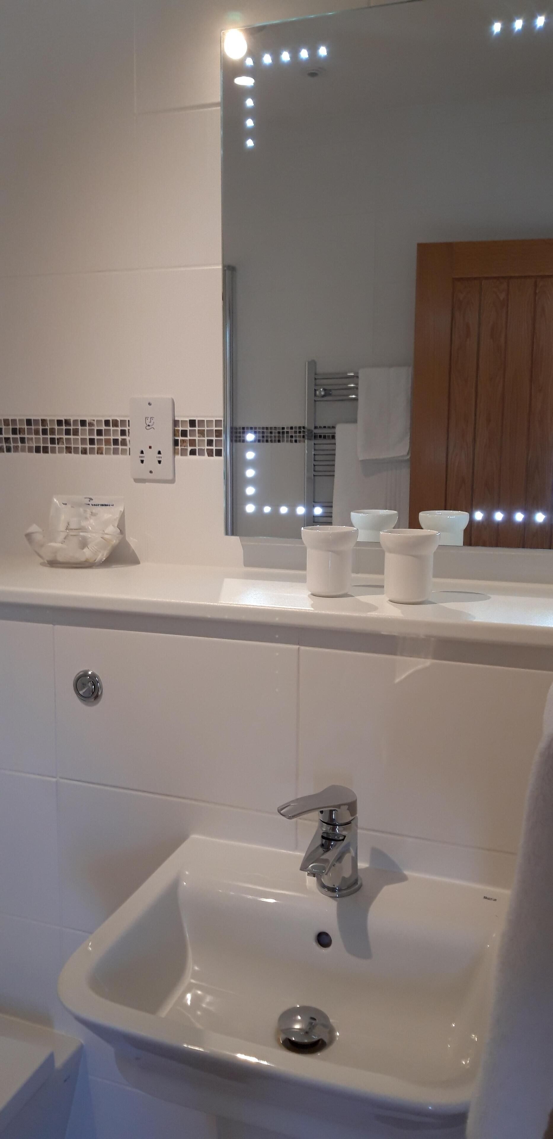 superior double or twin room, ensuite, sea view | bathroom