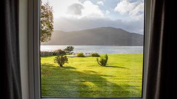Small Double with Loch View | Udsigt fra værelset