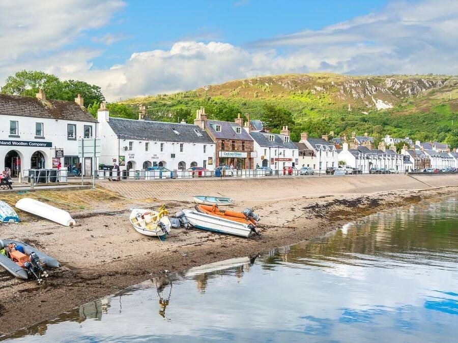 Ranta lähistöllä, valkoista hiekkaa