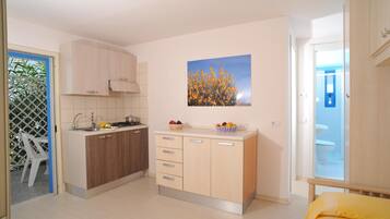 Fridge, cookware/dishes/utensils