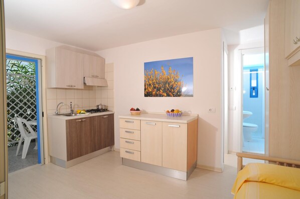 Fridge, cookware/dishes/utensils - Villaggio Le Orchidee (Vieste)