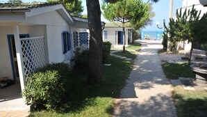 A pathway leading to a building with a view of the sea. - Villaggio Le Orchidee (Vieste)