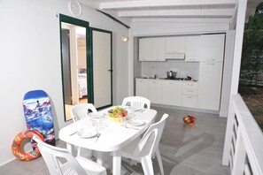 Økonomi-bungalow, 1 soverom, tekjøkken | Eget tekjøkken | Kjøleskap, kokeplater og kjøkkenutstyr