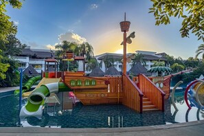 สระว่ายน้ำกลางแจ้ง