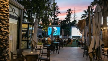 2 restaurantes; se sirven desayunos, almuerzos y cocina internacional
