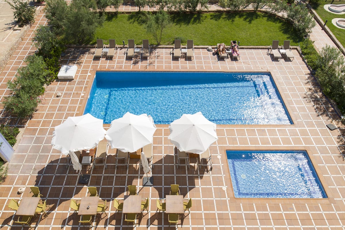 outdoor pool, open 9:00 am to 6:00 pm, pool umbrellas, pool loungers