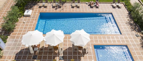 Εξωτερική πισίνα, ομπρέλες πισίνας, ξαπλώστρες