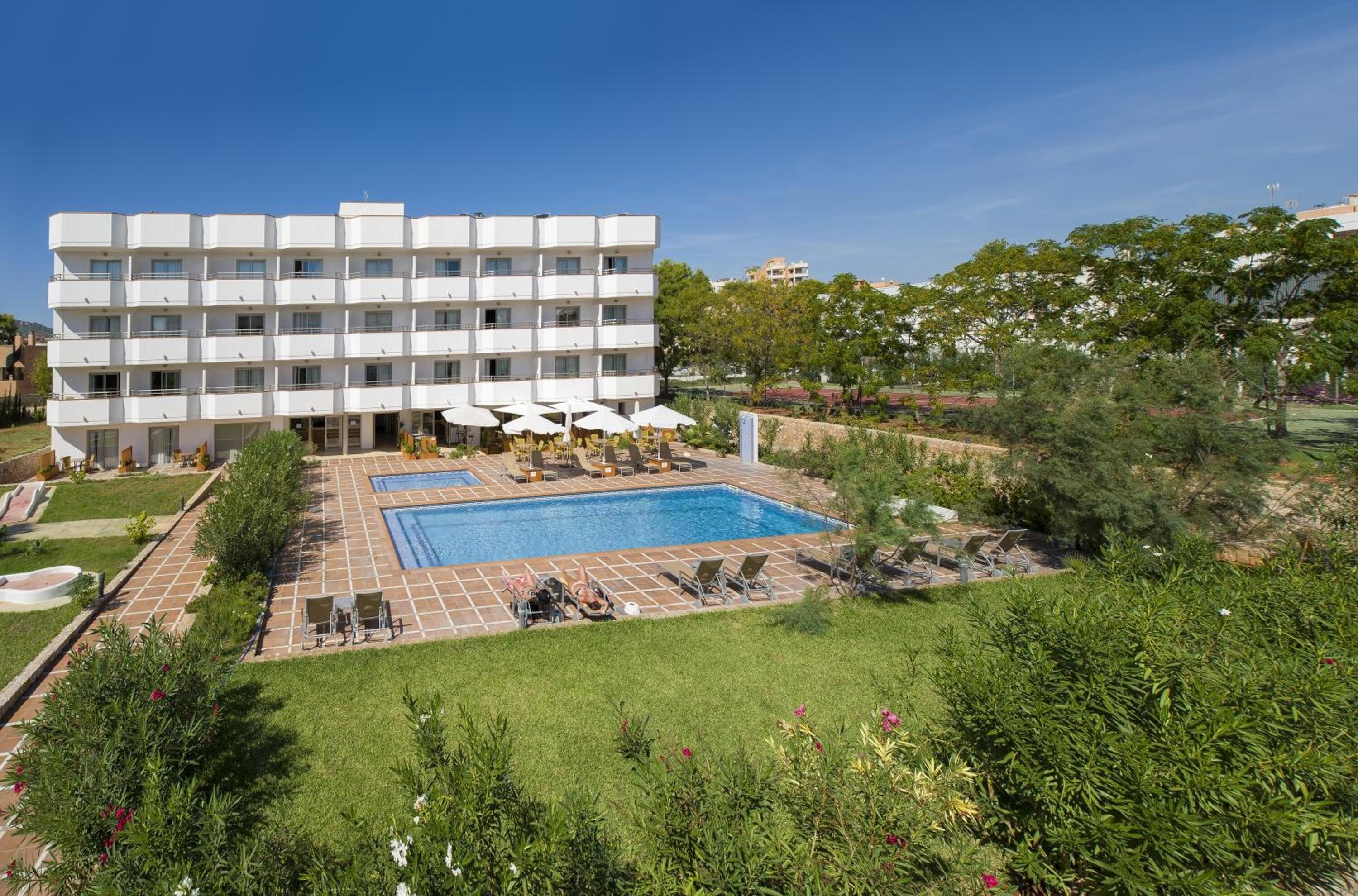 outdoor pool, open 9:00 am to 6:00 pm, pool umbrellas, pool loungers