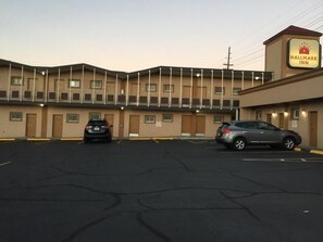 숙박 시설 정면 - 저녁/밤