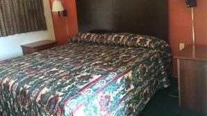 Room, 1 King Bed, Non Smoking - Hallmark Inn (Cinnaminson)