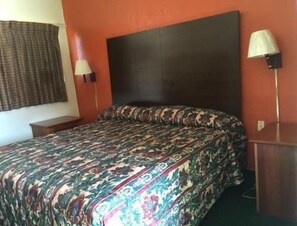 Room, 1 King Bed, Non Smoking | Desk, free WiFi