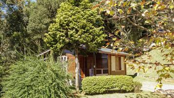 Chalé superluxo, banheira | Roupas de cama premium, frigobar, individualmente decorados