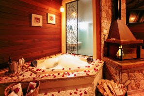 Ropa de cama de alta calidad, minibar y decoración personalizada 