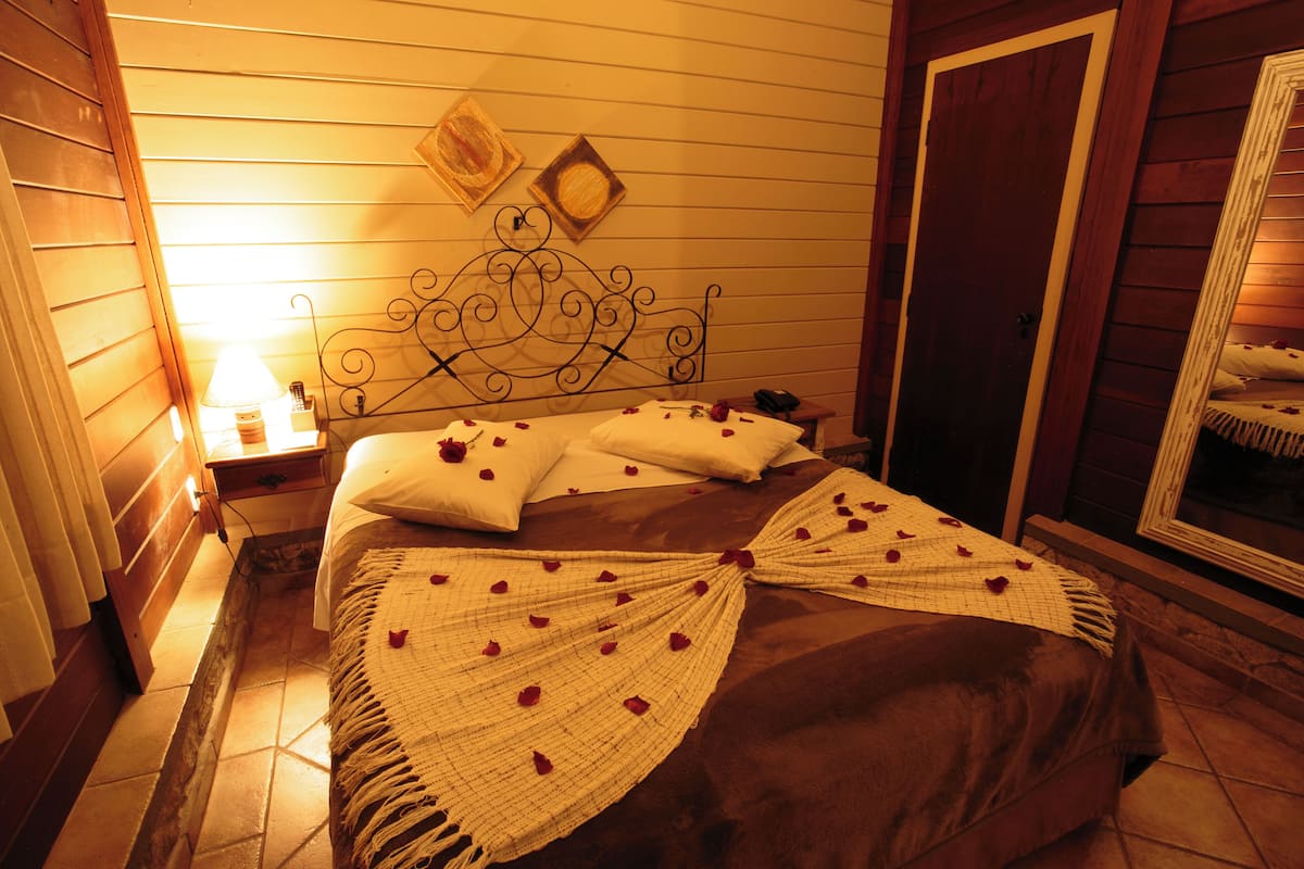 Chalet Ofuro | 고급 침구, 미니바, 책상, 암막 커튼
