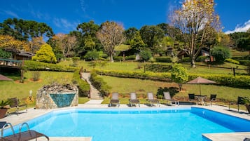 Piscine couverte, piscine extérieure, parasols de plage, chaises longues