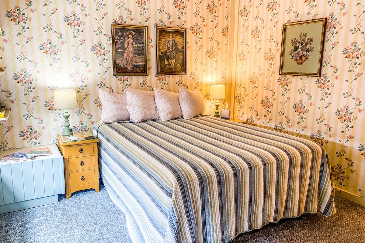 1 bedroom, premium bedding, minibar, desk