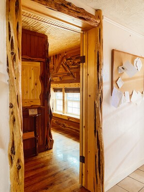 Suite estándar, 1 cama Queen size | Ropa de cama de alta calidad, minibar, escritorio y insonorización 