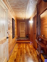 标准套房, 1 张大床 | 高档床上用品、迷你吧、办公桌、隔音