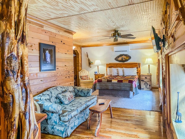 Premium bedding, minibar, desk, soundproofing