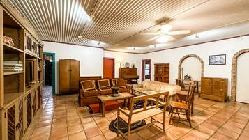 Suite Deluxe, Plusieurs lits | Aire de séjour | Téléviseur