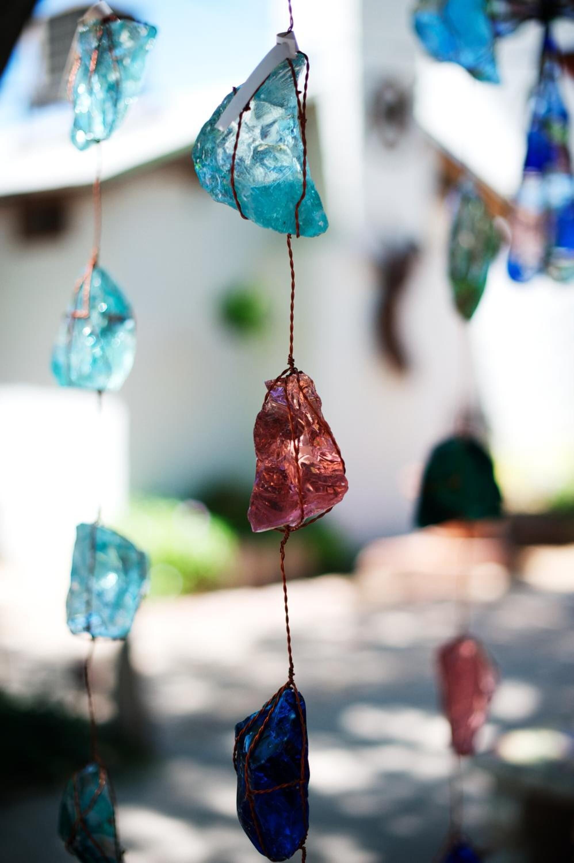 Décorations en verre de différentes couleurs, destinées à être suspendues.