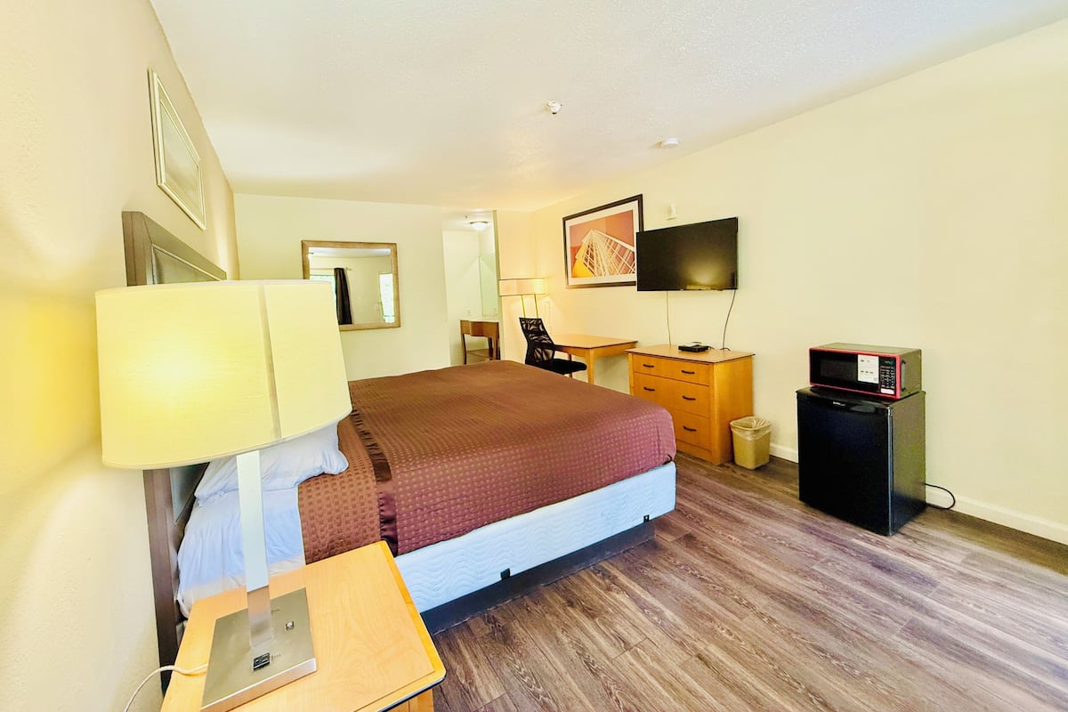 Zimmer, 1 King-Bett, Nichtraucher | Schreibtisch, Bügeleisen/Bügelbrett, kostenloses WLAN, Bettwäsche