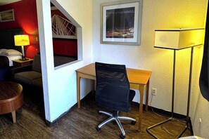 Suite, 1 Tempat Tidur King, Bebas Asap Rokok | Meja kerja, setrika/meja setrika, Wi-Fi gratis, dan seprai linen