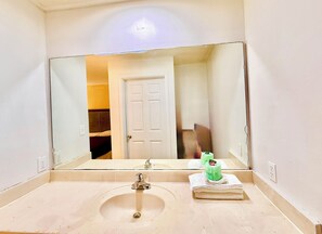 Suite, 1 King-Bett, Nichtraucher | Badezimmer | Dusche, kostenlose Toilettenartikel, Handtücher, Seife