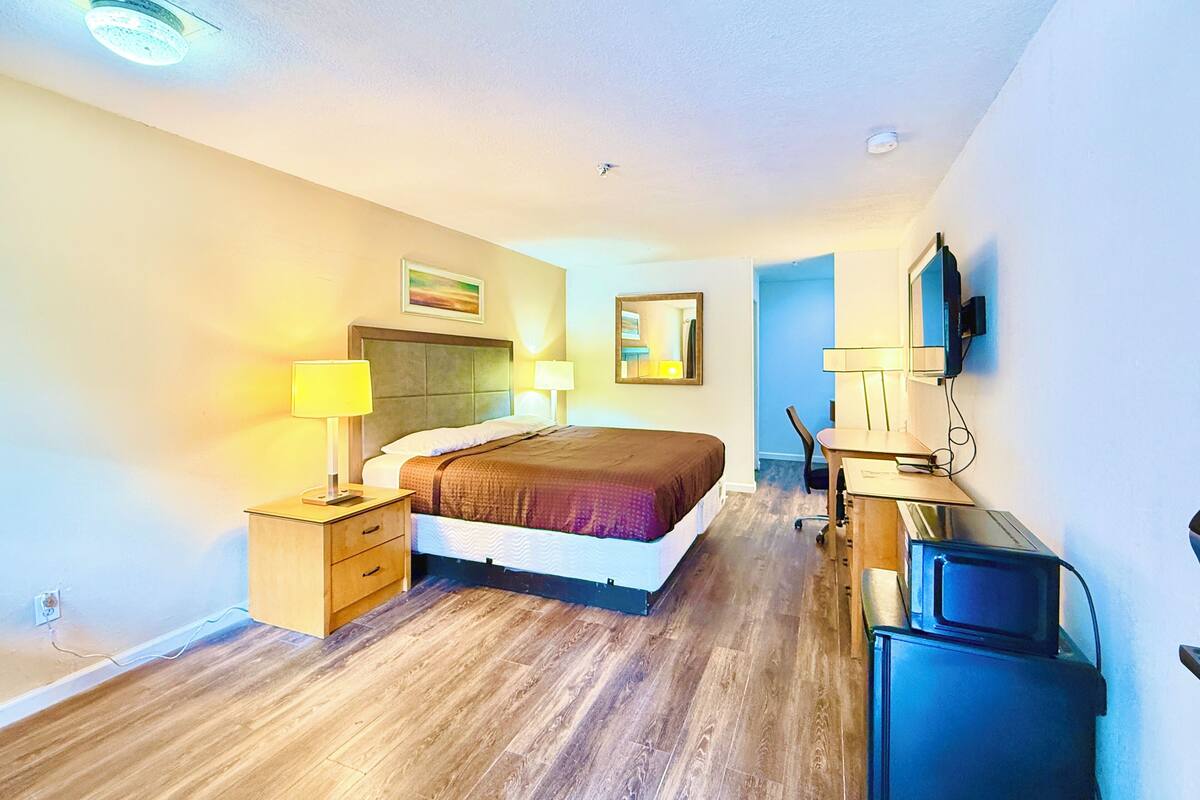 Zimmer, 1 King-Bett, Raucher | Schreibtisch, Bügeleisen/Bügelbrett, kostenloses WLAN, Bettwäsche