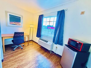 Phòng Suite, 1 giường cỡ king, không hút thuốc | Bàn, bàn ủi/dụng cụ ủi quần áo, truy cập Internet không dây miễn phí 