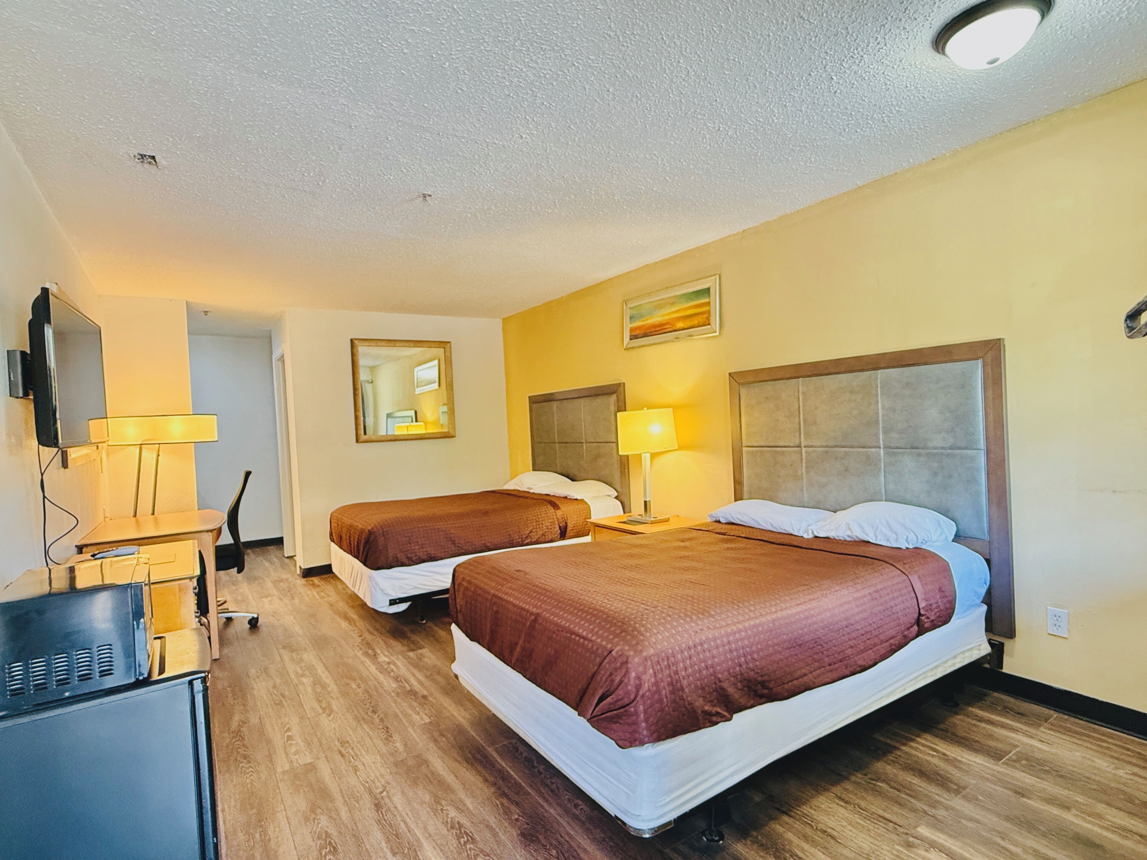 Escritorio, tabla de planchar con plancha, wifi gratis y ropa de cama 