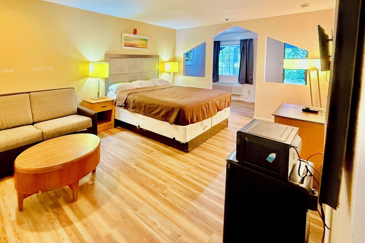 Suite, 1 King-Bett, Nichtraucher | Schreibtisch, Bügeleisen/Bügelbrett, kostenloses WLAN, Bettwäsche