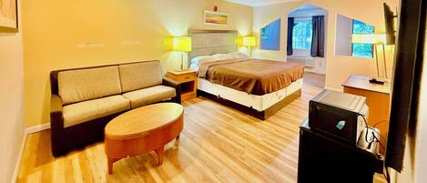 Sviitti, 1 suuri parisänky, tupakointi kielletty | Työpöytä, silitysrauta/-lauta, ilmainen Wi-Fi, vuodevaatteet