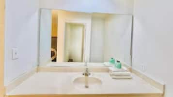 Suite, 2 camas matrimoniales, para fumadores | Baño | Regadera, amenidades de baño gratuitas, toallas, jabón