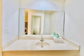 Suite, 2 Doppelbetten, Raucher | Badezimmer | Dusche, kostenlose Toilettenartikel, Handtücher, Seife