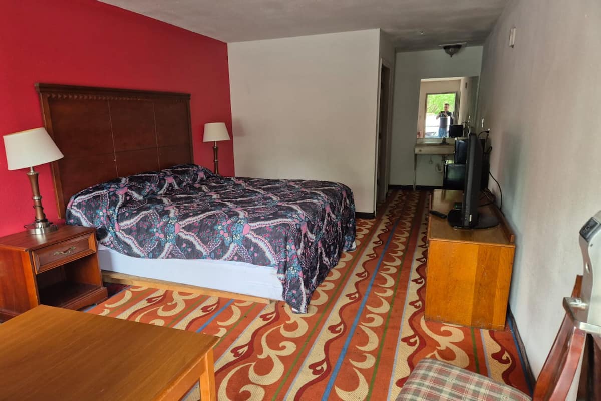 Chambre Standard, 1 trĂšs grand lit, non-fumeurs | Bureau, fer et planche Ă repasser, Wi-Fi gratuit, draps fournis