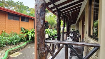 Vista frontal de la propiedad