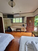 Habitación superior | Caja fuerte y ropa de cama