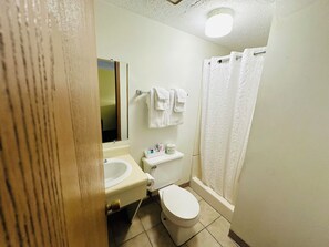 Standardværelse - 1 queensize-seng | Badeværelse | Miljøvenlige toiletartikler, håndklæder