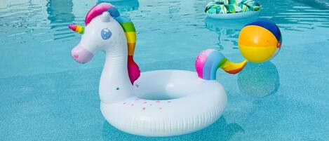 Alberca al aire libre por temporada y camastros