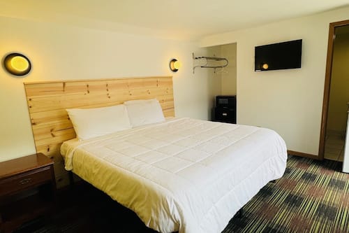 Room, 1 King Bed | Premium bedding, blackout drapes, soundproofing, free WiFi